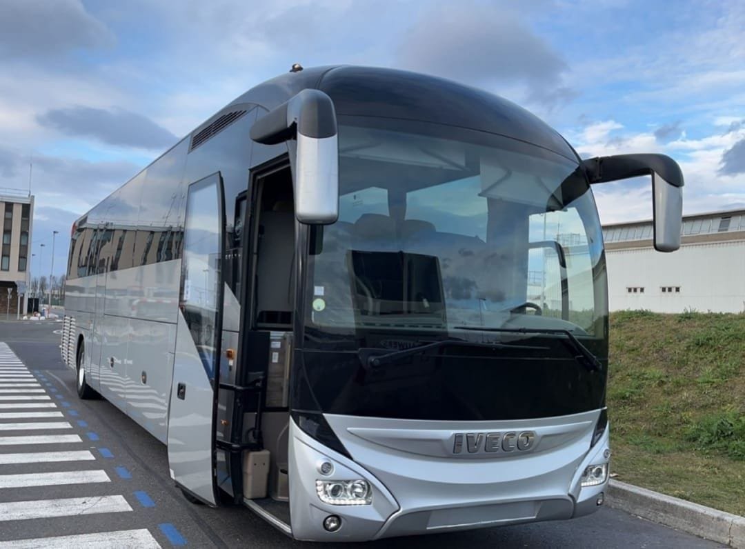 alquiler de autocares de lujo en Europa para viaje cómodo en grupo