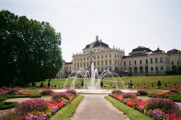 Autobús de Viena a Salzburgo recorriendo los hermosos paisajes rurales de Austria