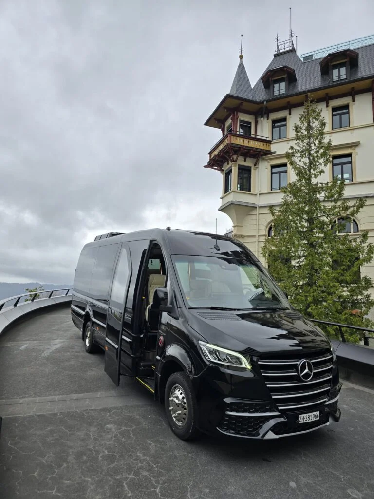 Logística de viajes en grupo por Europa con autocar de lujo recorriendo ciudades europeas
