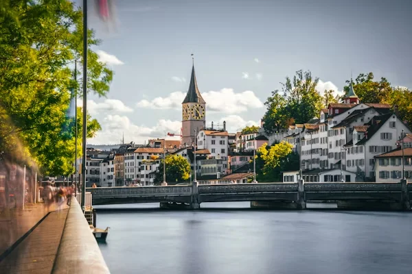 Paquete Turístico París Zúrich con monumentos icónicos, traslados privados y experiencias de lujo por Francia y Suiza.