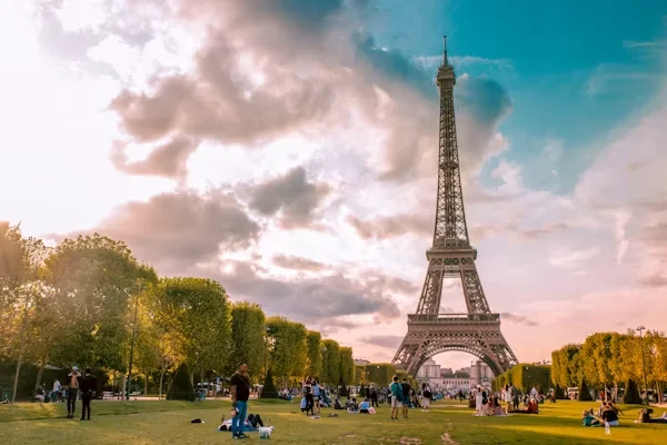 Paquete Turístico París Zúrich con monumentos icónicos, traslados privados y experiencias de lujo por Francia y Suiza.