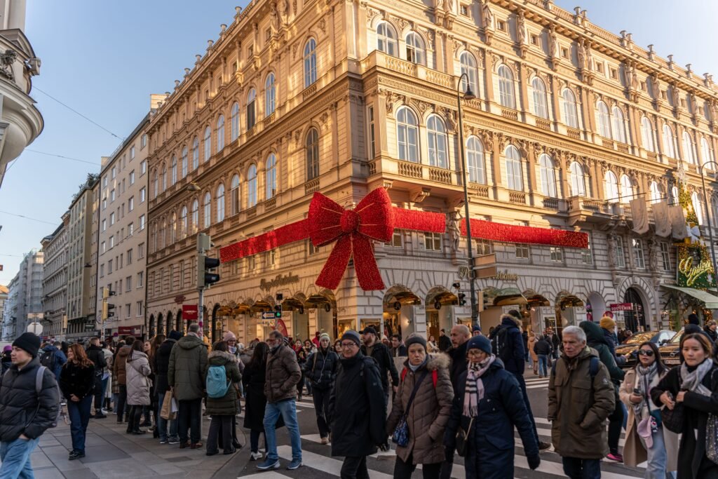 Wiener Weihnachtsmarkt 2026 mit festlicher Beleuchtung und Weihnachtsdekoration in Wien