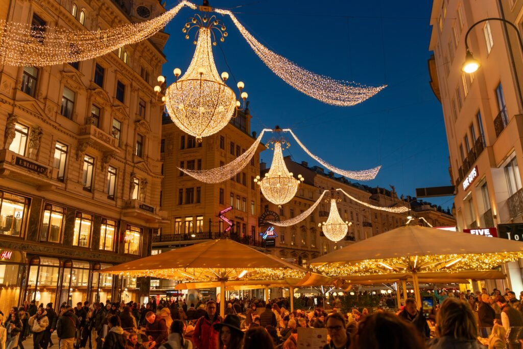 Wiener Weihnachtsmarkt 2026 mit festlicher Beleuchtung und Weihnachtsdekoration in Wien