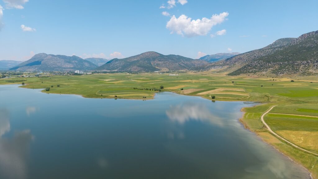 Meilleurs endroits à visiter à Gusinje et Plav avec le lac de Plav et les montagnes de Prokletije au Monténégro.