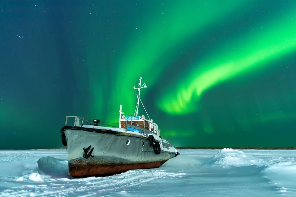 Nordlystur med båt i Tromsø under nordlyset