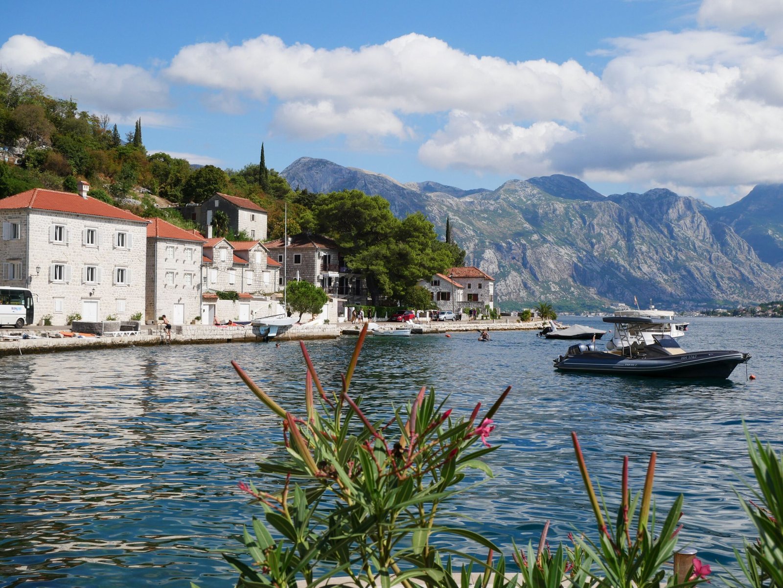 Mejores lugares para visitar en Gusinje y Plav, con el lago Plav y las montañas de Montenegro
