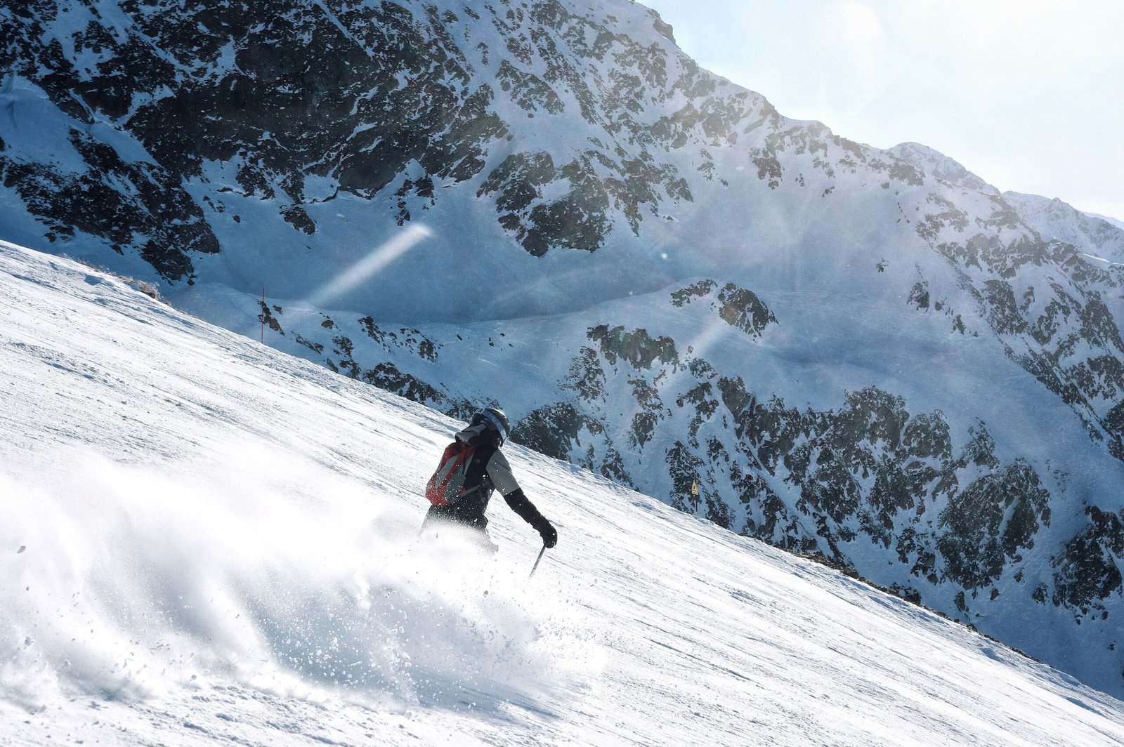 You are currently viewing Location de voiture pour Les Deux Alpes : guide pratique pour les transferts aéroport et les séjours d’hiver