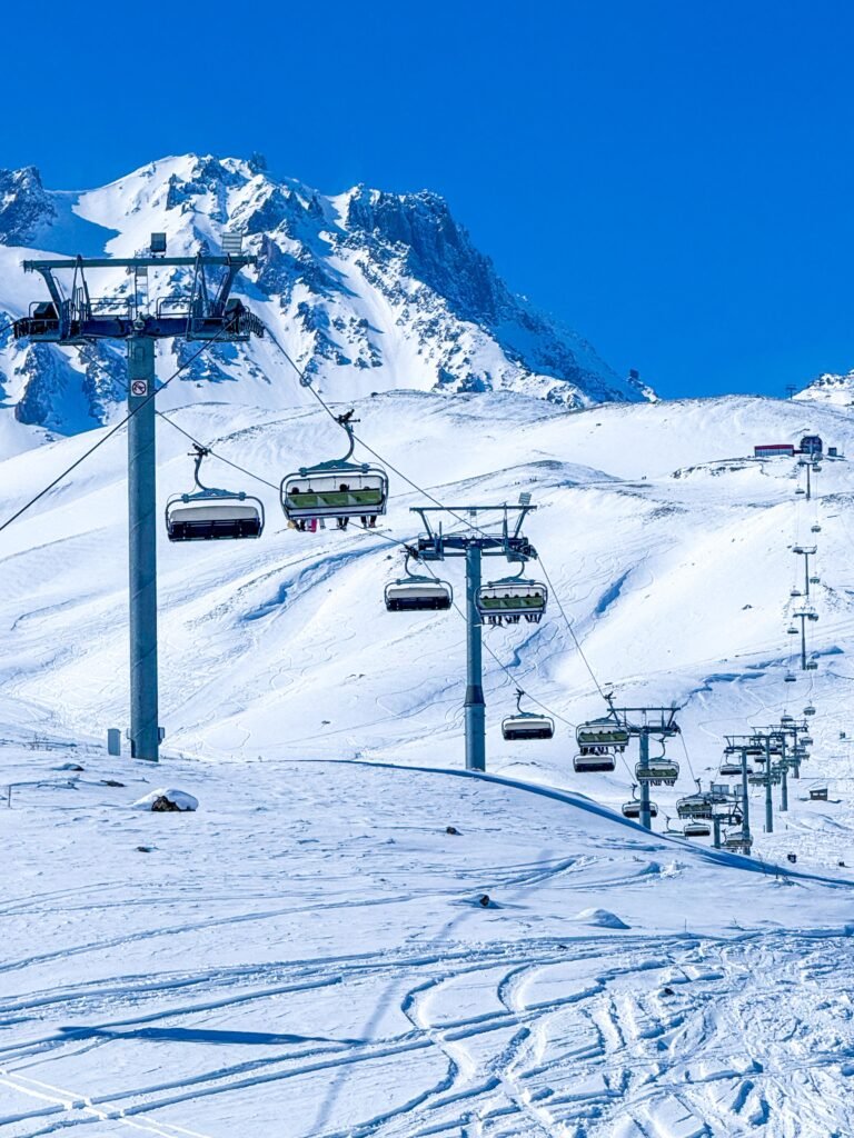 Location de voiture pour Les Deux Alpes avec transfert privé depuis Grenoble, Lyon ou Genève pour les séjours au ski.